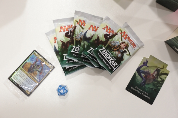 Obsah balení prerelease packu z Battle for Zendikar